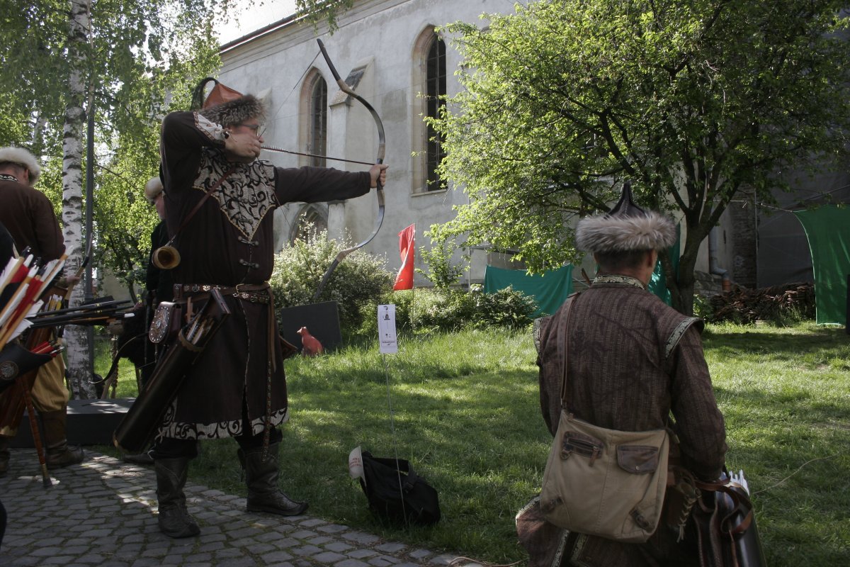 Hagyományőrző ruha is dukál a hagyományőrző versenyhez •  Fotó: Gálna Zoltán