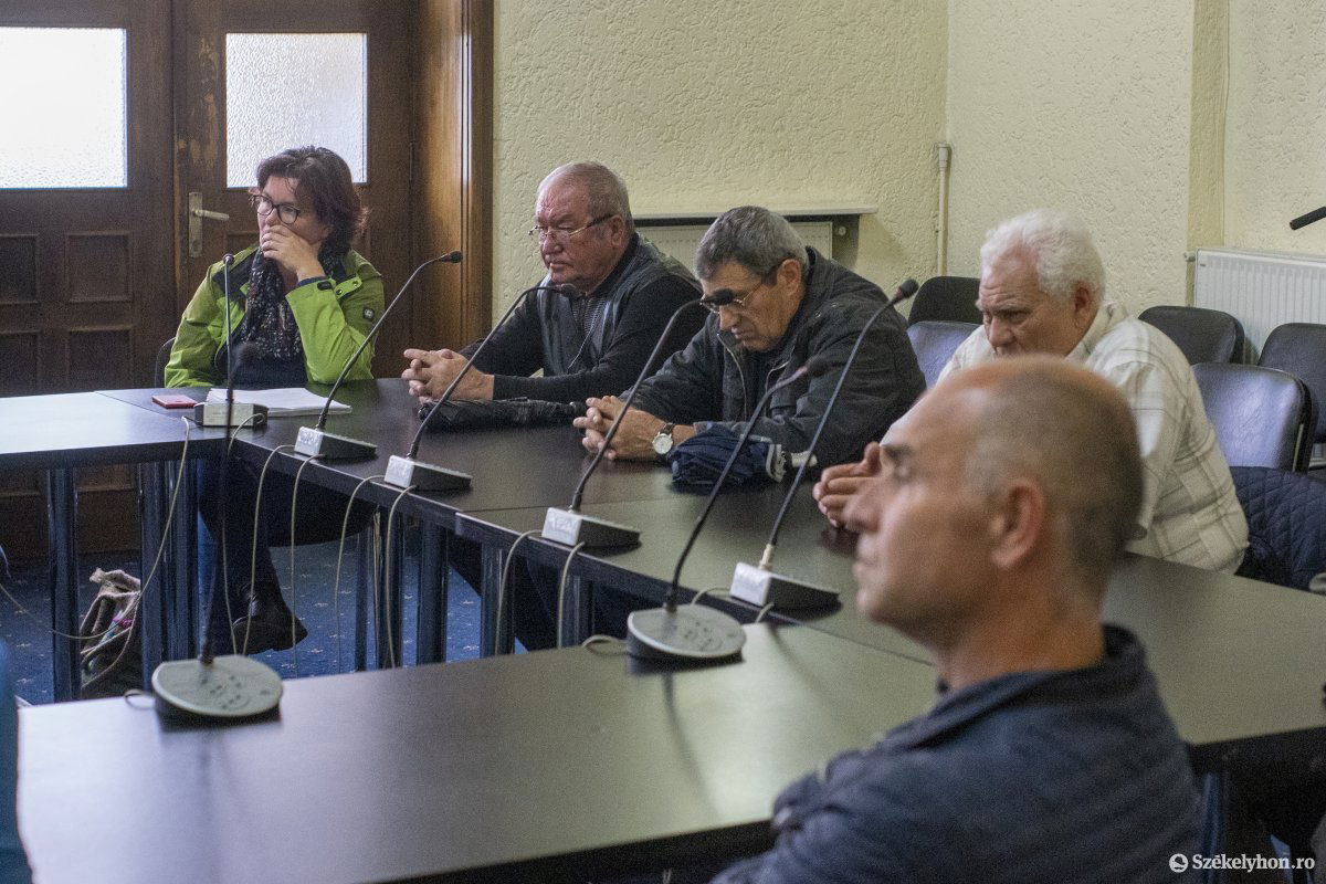 Az aggódó és elégedetlenkedő lakók •  Fotó: Haáz Vince