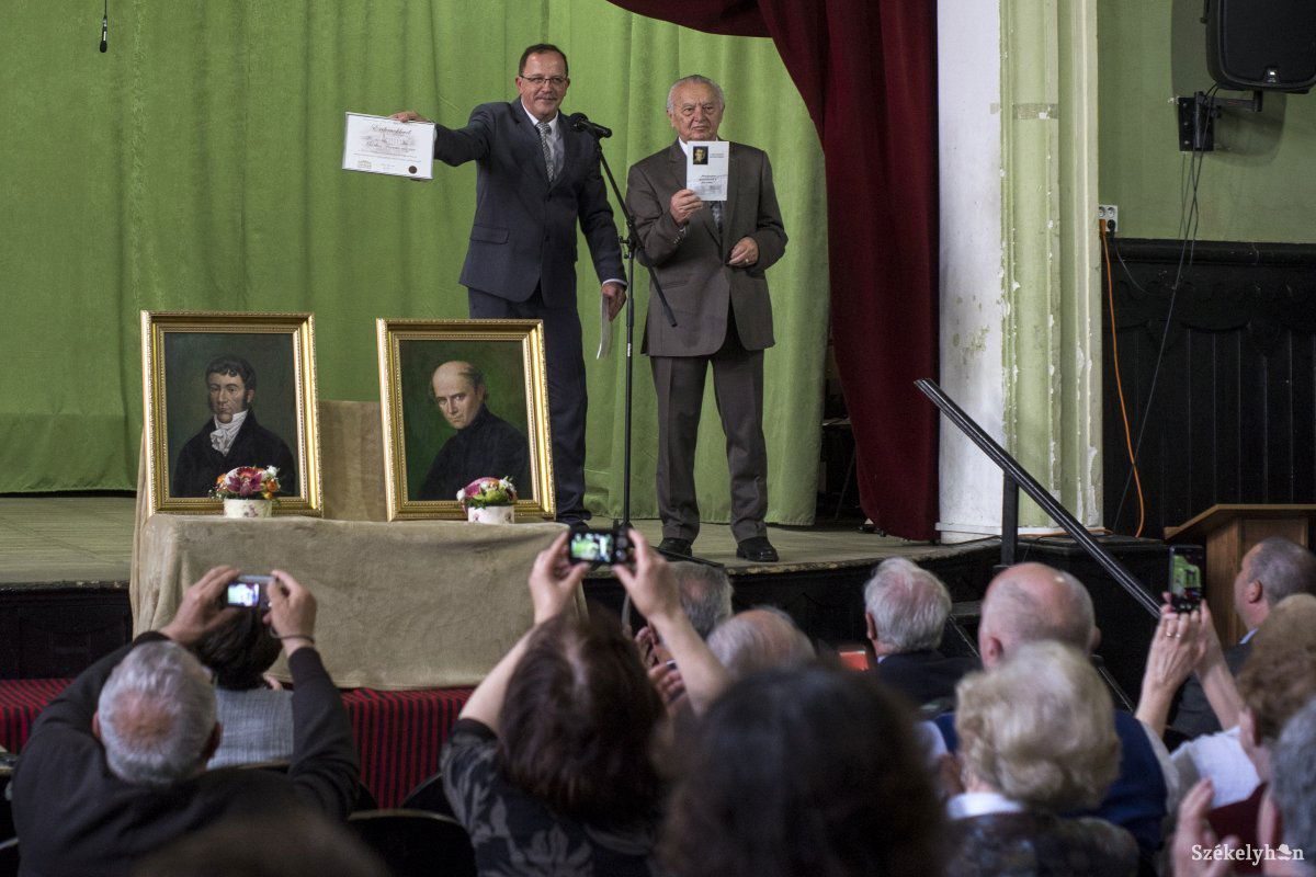 A Református Kollégium öregdiákja szinte minden évben ajándékoz egy-egy új portét a tanintézetnek • Fotó: Haáz Vince