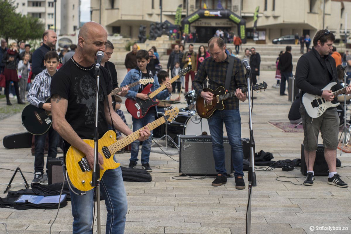 A gitárosok sem tétlenkedtek •  Fotó: Haáz Vince