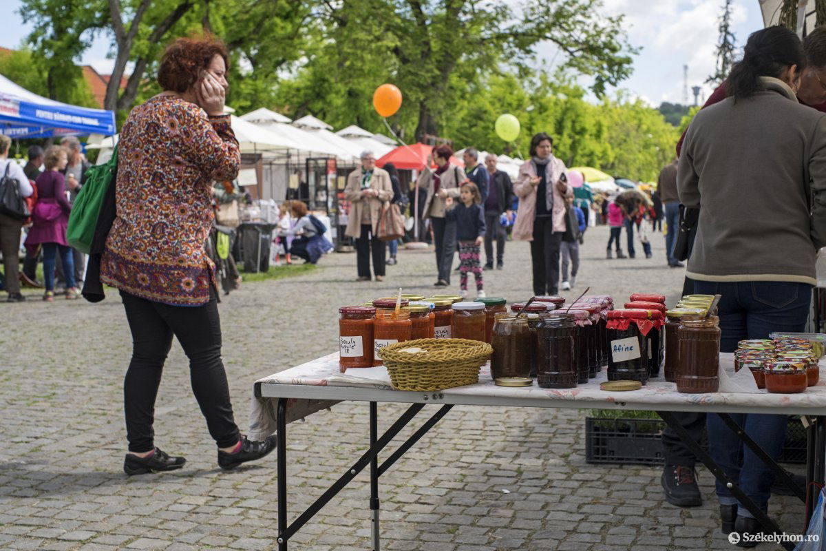 Vásárosok és vásárlók egyaránt várják a húsvéti vásárt. Archív &bullet;  Fotó: Haáz Vince
