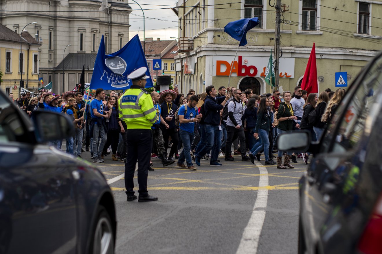 Forgalomkorlátozásra számíthatnak a marosvásárhelyiek szerda este a diáknapos felvonulás miatt