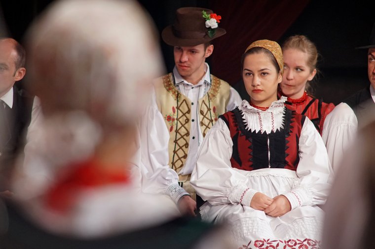 Együtt táncolnak a szász, a román, a magyar és a cigány hagyományőrzők