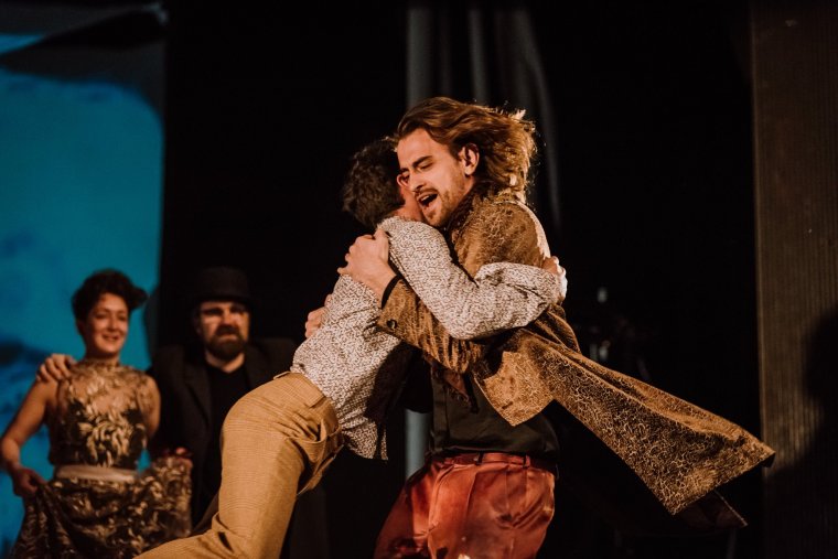 Hamlet tele van titkokkal, újra kellett mesélni