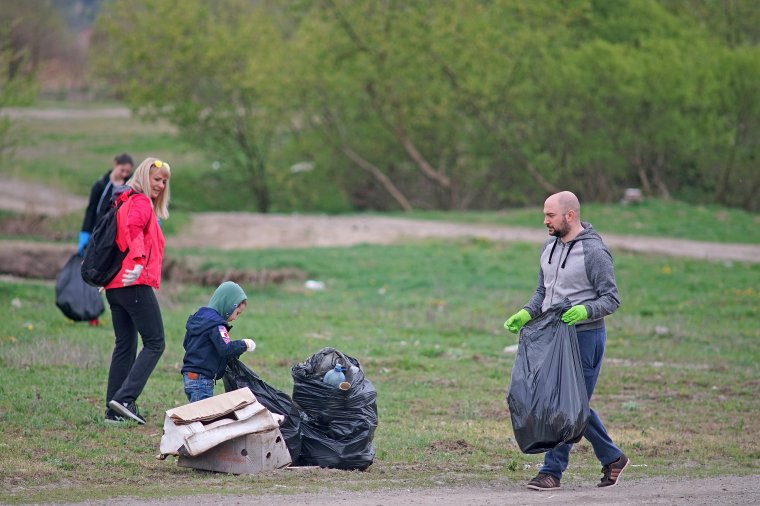 Közel 120 ezer önkéntes vett részt a Let's Do It Romania elnevezésű országos szemétgyűjtési akcióban