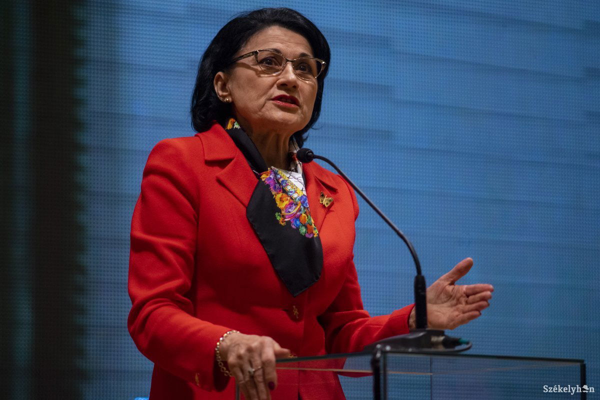 Ecaterina Andronescu oktatásügyi miniszter gratulált a résztvevőknek •  Fotó: Haáz Vince