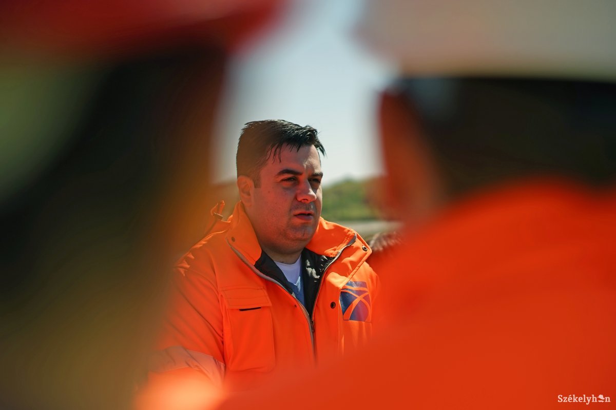 Cuc-kolás. Răzvan Cuc szállításügyi miniszter az építőtelepeken tett váratlan látogatásaival is próbálja gyorsítani a pályaépítést • Fotó: Haáz Vince