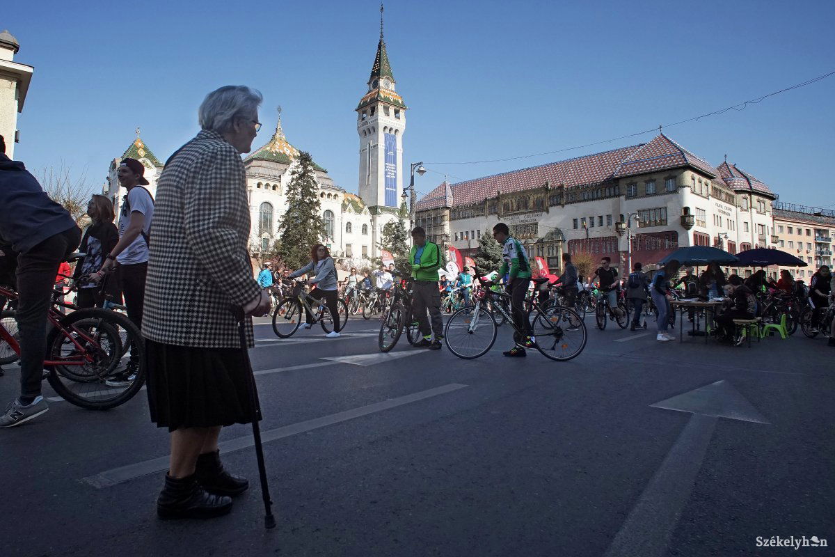 A lezárt főtér most mindenkié – leszámítva az autósokat •  Fotó: Haáz Vince