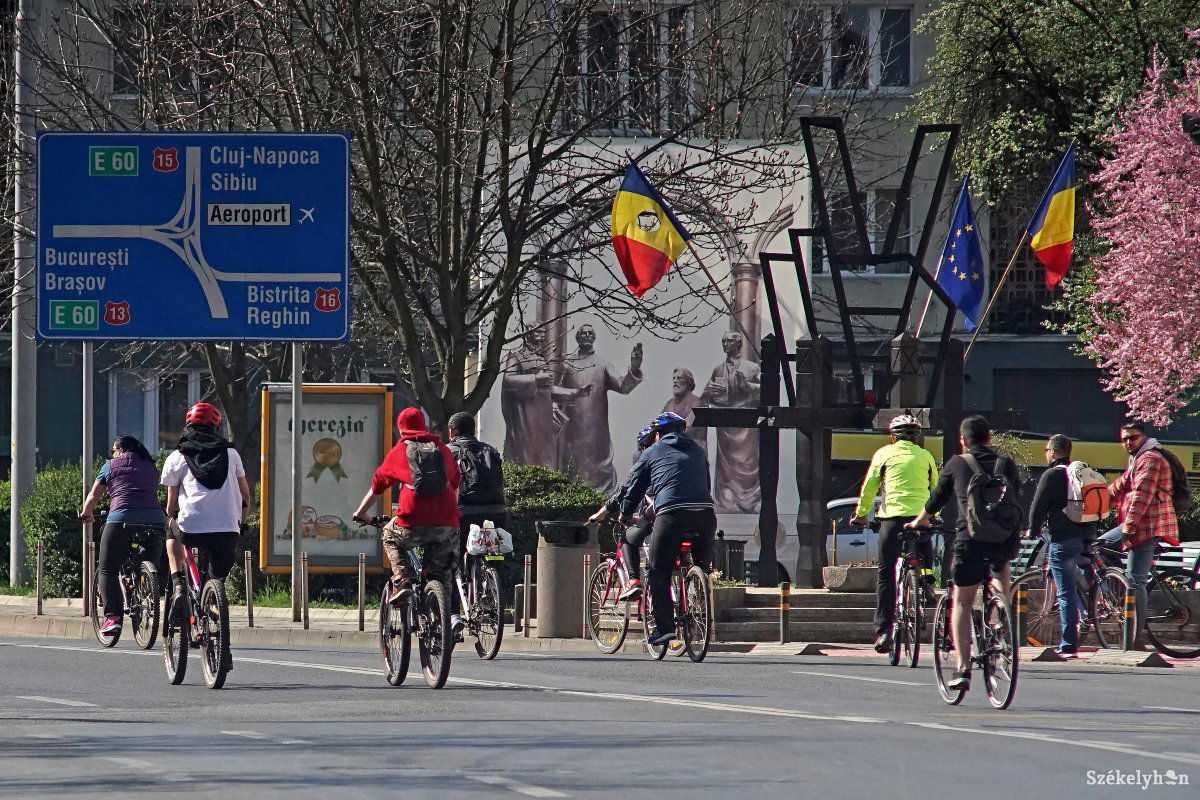 Biciklisek igyekeznek a főtérre vasárnap Marosvásárhelyen •  Fotó: Haáz Vince