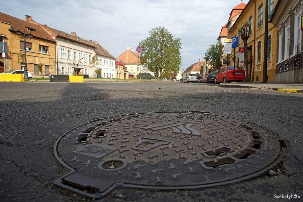 Az úttesten lévő aknafedő nagyobb súlyt megbír – és drágább is •  Fotó: Haáz Vince