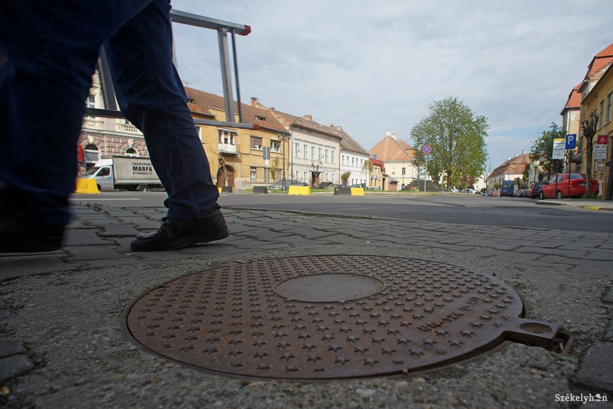 Inkább a rejtett utcákban, zöldövezetekben levő aknafedők tűnnek el. Ez nincs veszélyben •  Fotó: Haáz Vince