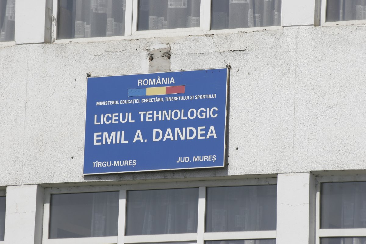 Az iskola beolvadt, az egykori névtábla ottmaradt •  Fotó: Gálna Zoltán