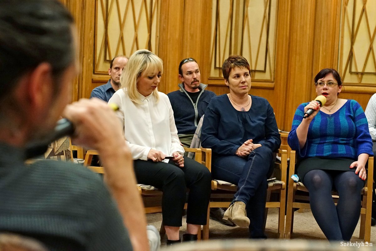 Székely Annamária (jobbról) és Tóth Brezovszki Andrea a szemétgyűjtésről és a szemetelőkről •  Fotó: Haáz Vince