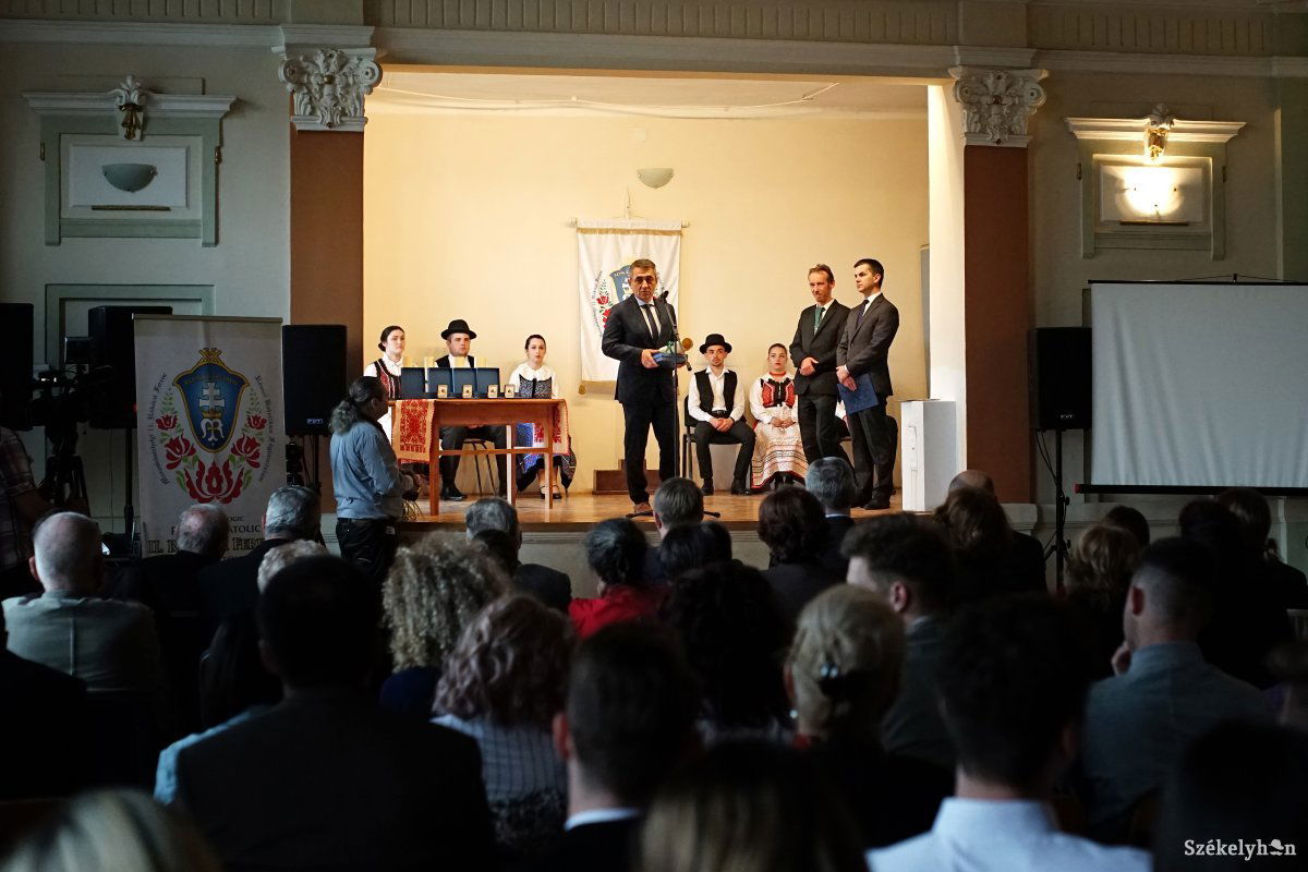 Az egykori kápolna, mostani díszterem zsúfoltságig megtelt, sokan ünnepeltek együtt •  Fotó: Haáz Vince