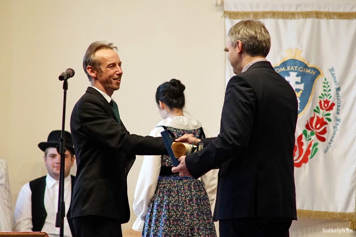 Tamási Zsolt igazgató Holló Lászlót díjazza •  Fotó: Haáz Vince