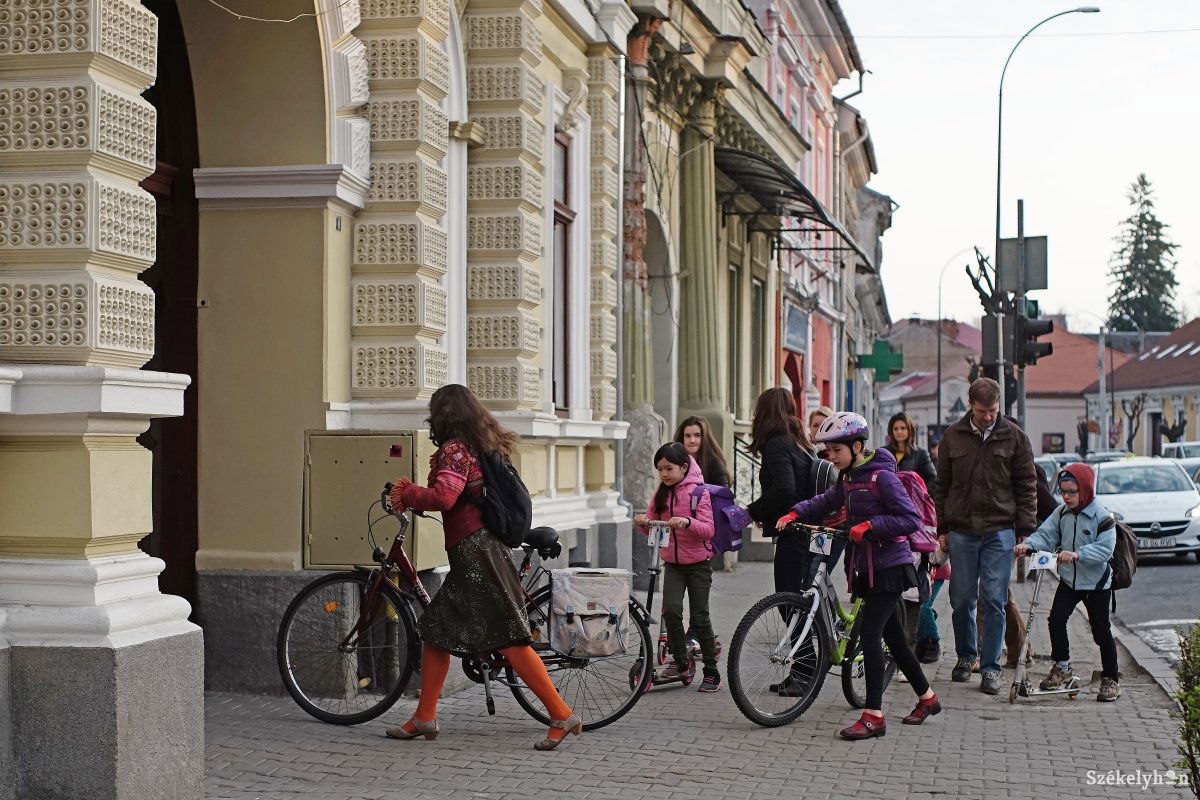 Bringával vagy rollerrel menni az iskolába sokkal érdekesebb, mint autóval •  Fotó: Haáz Vince