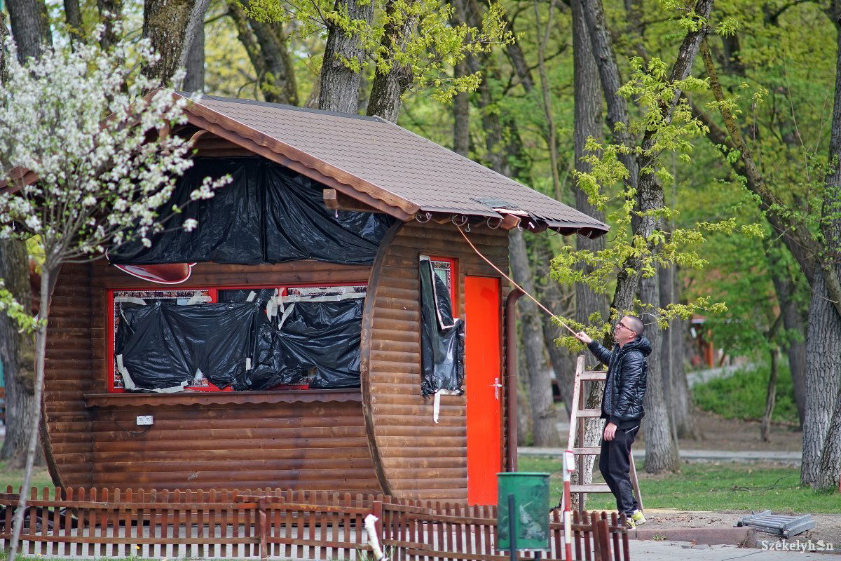 Az utolsó simításokat végzik •  Fotó: Haáz Vince