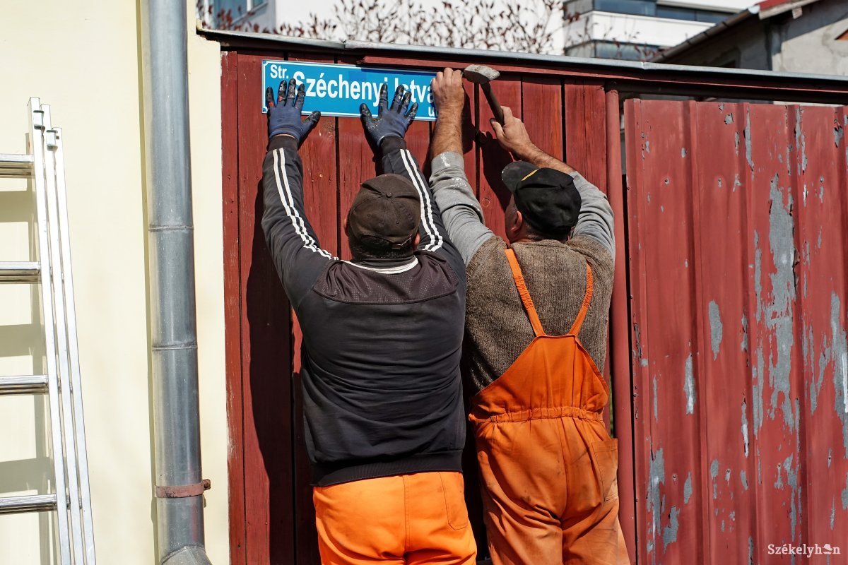 Hivatalos változat. Az új táblákat azután helyezték ki, hogy munkatársaink nemrég kĳavították a hibát &bullet;  Fotó: Haáz Vince