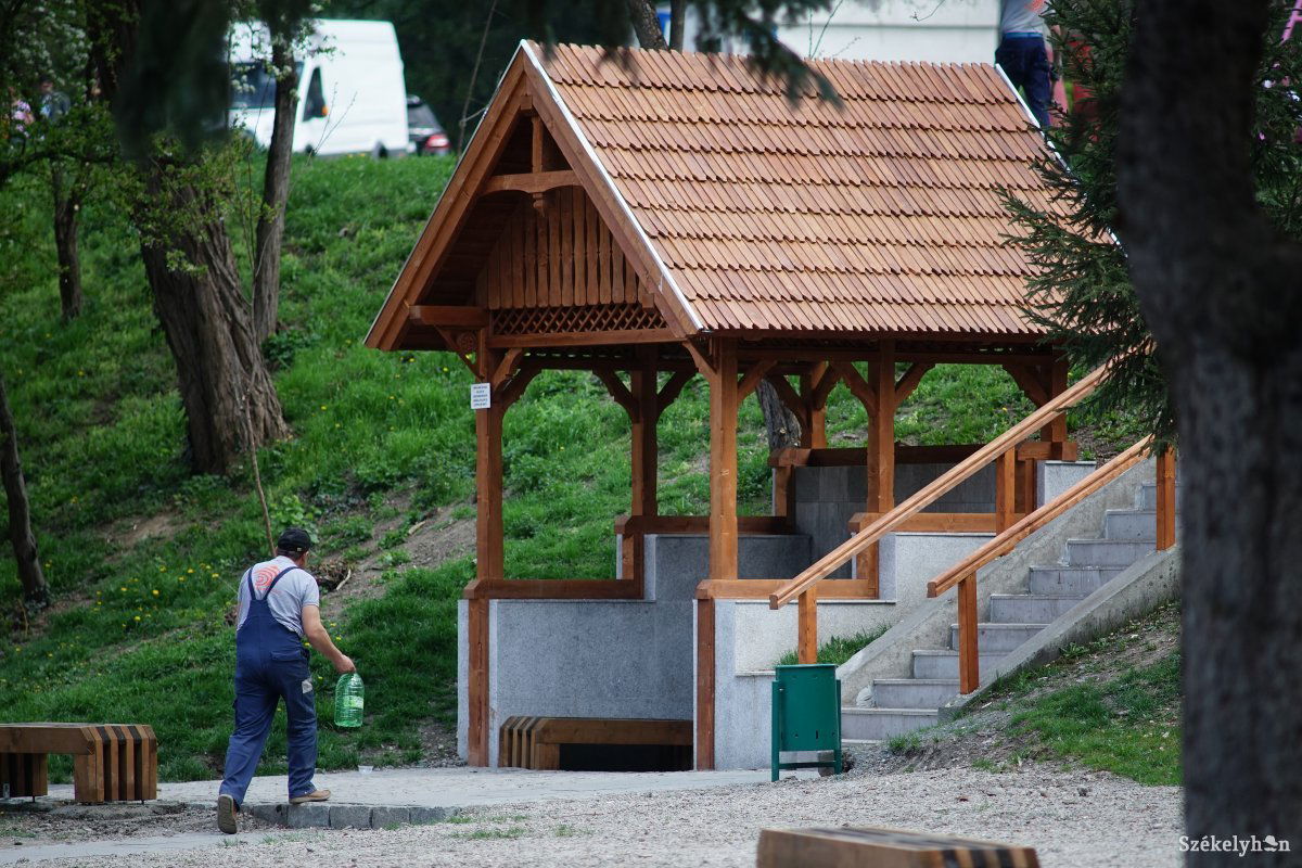 A Székely vértanúk emlékműve melletti forrás vize tiszta, iható •  Fotó: Haáz Vince