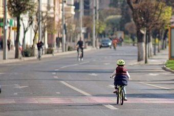 Biciklivel a közutakon – kinek, mikortól és milyen szabályok betartásával szabad?
