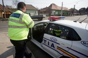 Egy jogosítvány nélküli férfi mattrészegen, egy másik kannabisz hatása alatt vezetett