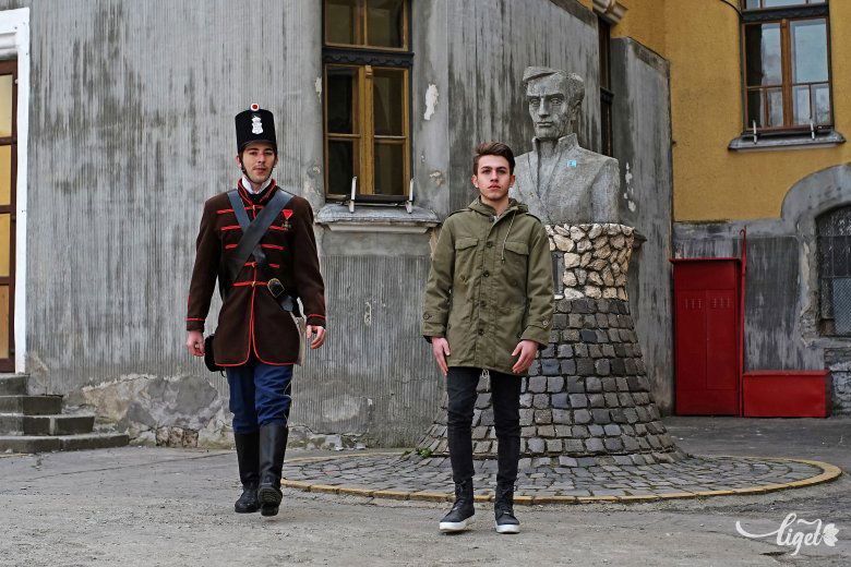 Hagyományőrző fiatalok Bolyai János szobra előtt •  Fotó: Haáz Vince