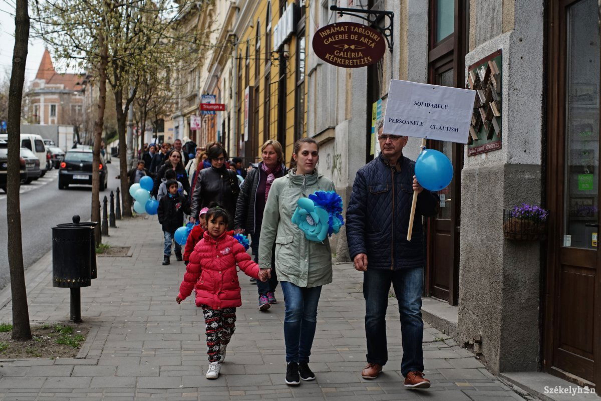 Séta kék lufikkal Marosvásárhelyen az autizmus világnapján •  Fotó: Haáz Vince