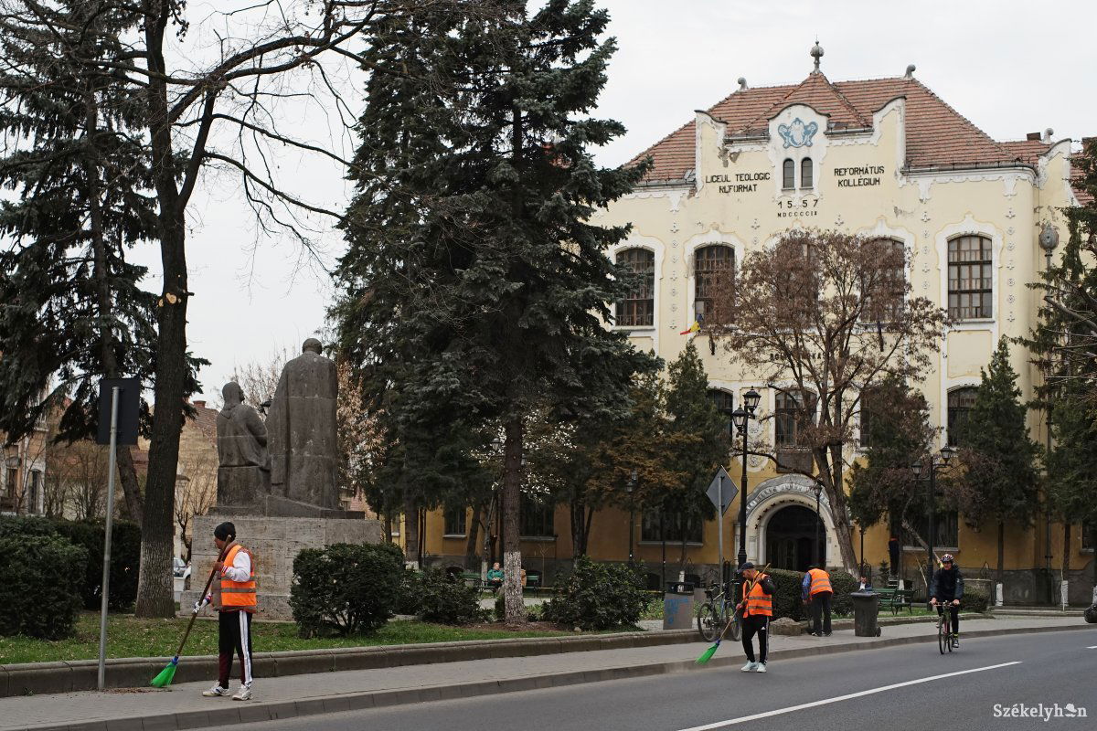 A központi teret rendszeresen takarítják •  Fotó: Haáz Vince