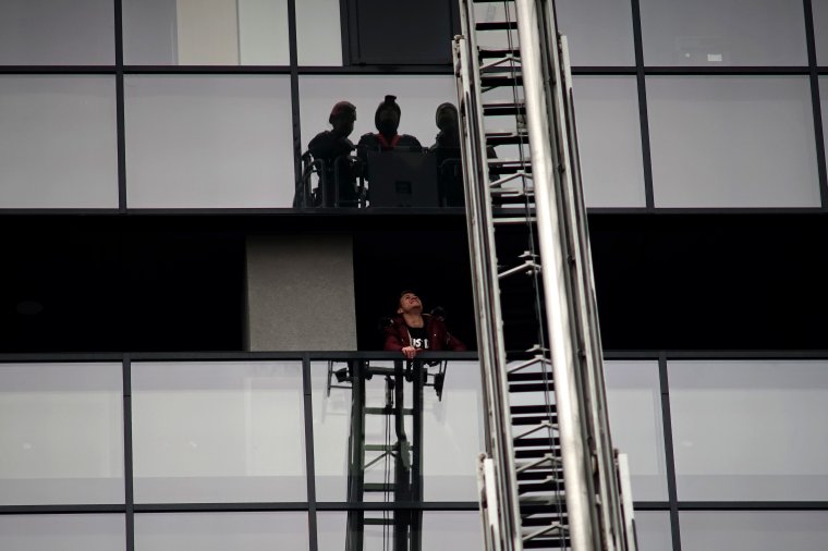 Tűz ütött ki a gázszolgáltató épületében, mintegy hatszáz személyt menekítettek ki