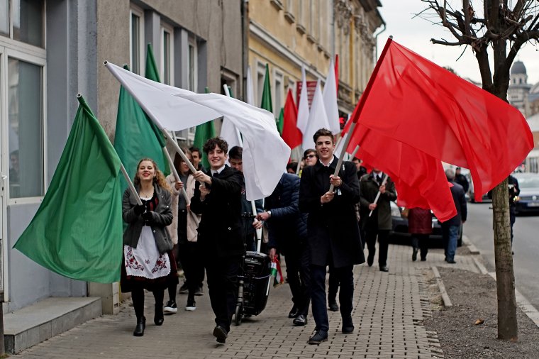 Amikor egymás mellé áll a piros, a fehér, a zöld, és rolleren viszik az Ismerős Arcokat