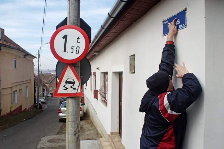 Egy év sem volt elég a táblacserékre – lapunk munkatársai javították ki az utcanevek helyesírási hibáit Marosvásárhelyen
