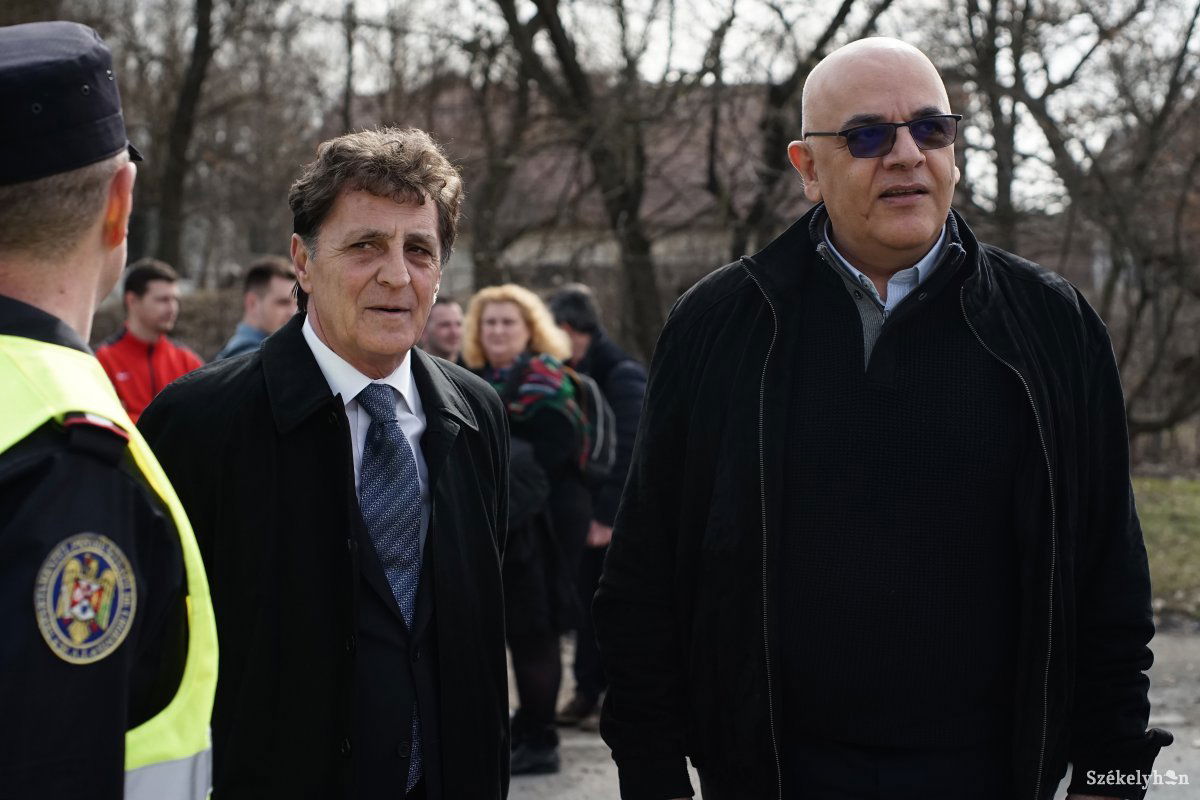 Mircea Dușă prefektus és Raed Arafat egészségügyi államtitkár a helyszínen figyelte a mentést •  Fotó: Haáz Vince
