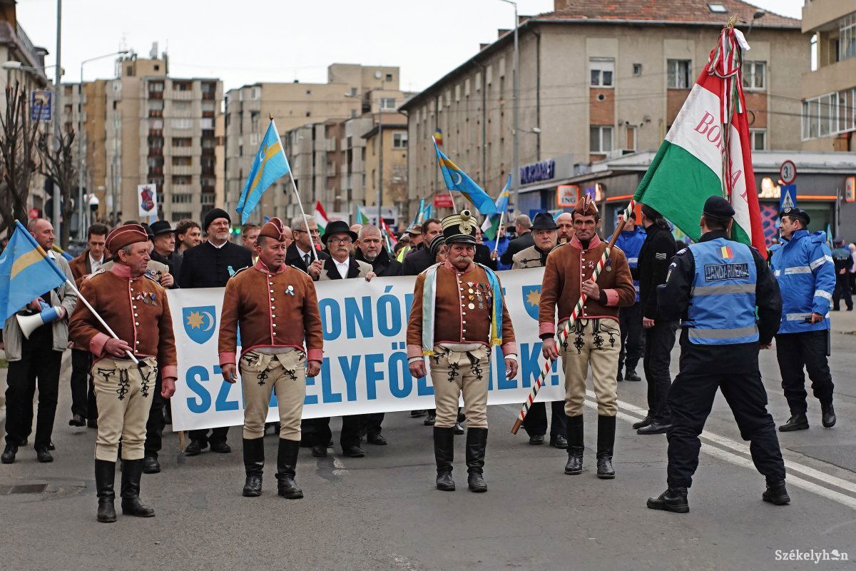 Félre kell állniuk. A hatóságok jogtalanul próbáltak gáncsot vetni a székely szabadság napi felvonulásnak &bullet;  Fotó: Haáz Vince