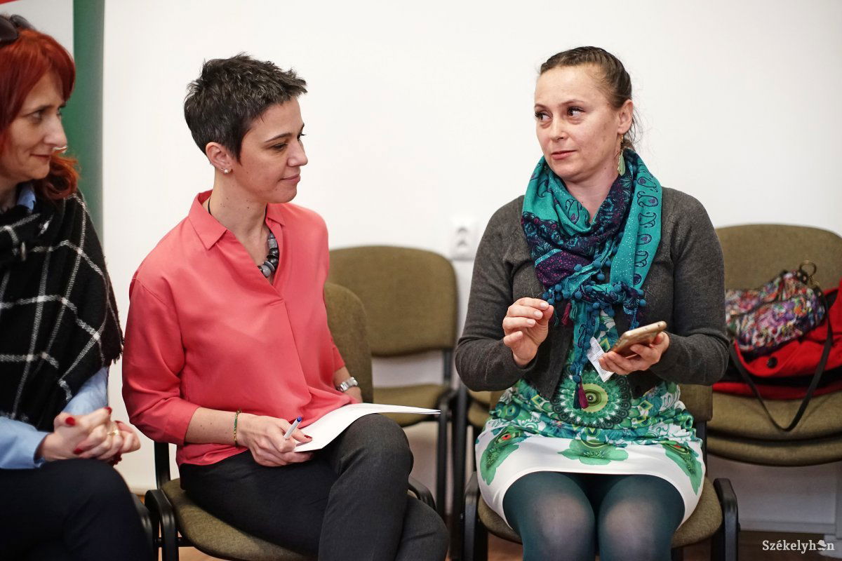 Balról jobbra: Miklea Hajnal igazgató, Csép Éva Andrea képviselő, Ferencz Erika örökbefogadó szülő •  Fotó: Haáz Vince