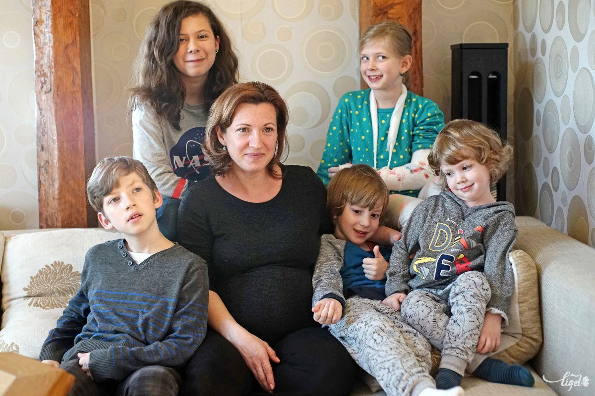 A hatodik gyerekét váró Soós Orsolya az anyaságban találta meg hivatását •  Fotó: Haáz Vince