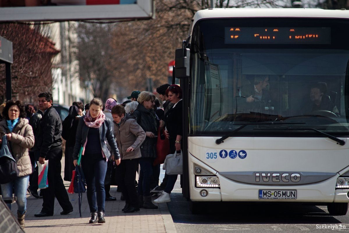 Sorban a felszállásért. Kérdés, hogy mekkora lenne a sor, ha ingyen lehetne utazni a buszokon •  Fotó: Haáz Vince