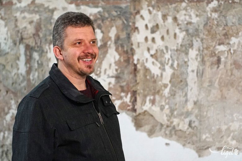 Soós Zolán háta mögött az egyik kutatott falrészlet •  Fotó: Haáz Vince