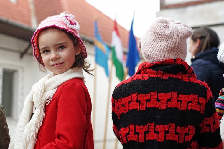 Gyermekvállalás ösztönzésével a demográfiai katasztrófa ellen – Bukarest is ellesheti a magyar családtámogatási modellt