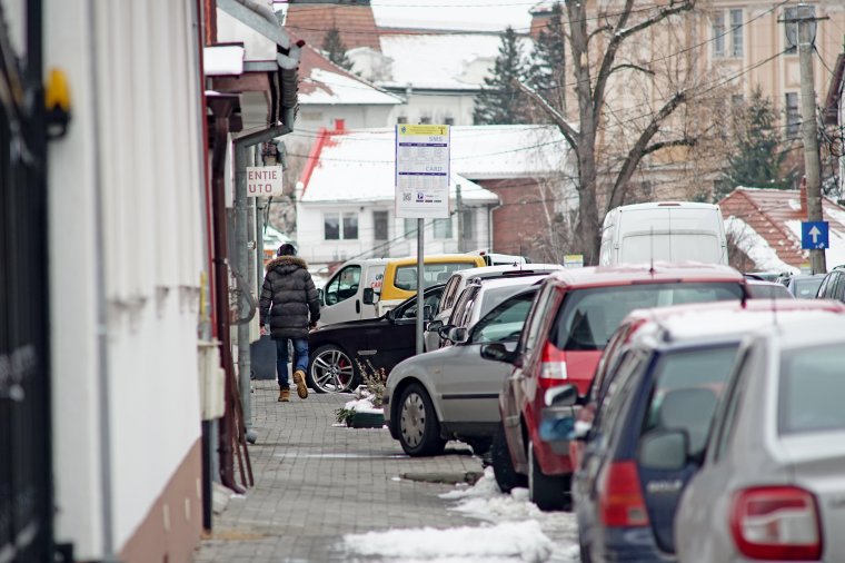 Szabálytalanul parkoló rendőrök nyomában – a lakosság panaszai ellenére a vásárhelyi „egyenruhások” azt csinálnak, amit akarnak