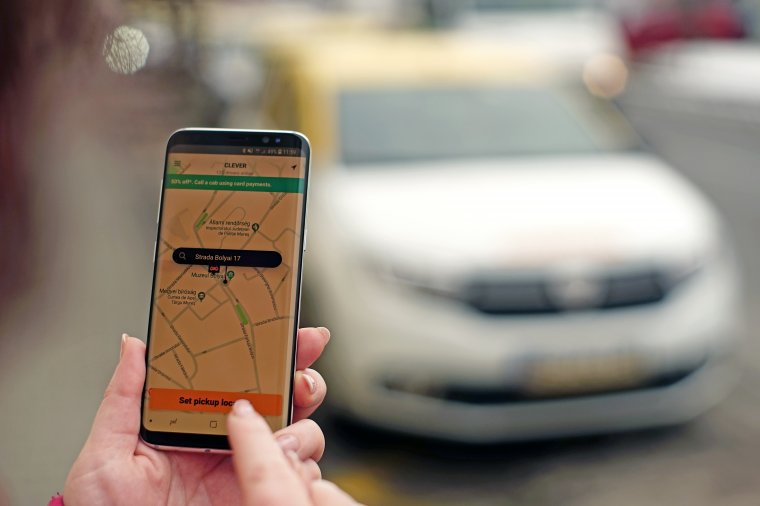 Nem csak a futár, hamarosan a taxisofőr is nepáli lehet