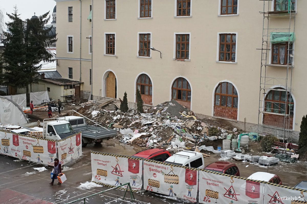 Az udvar felét a diákok veszik birtokba, a másik felét a munkások •  Fotó: Haáz Vince