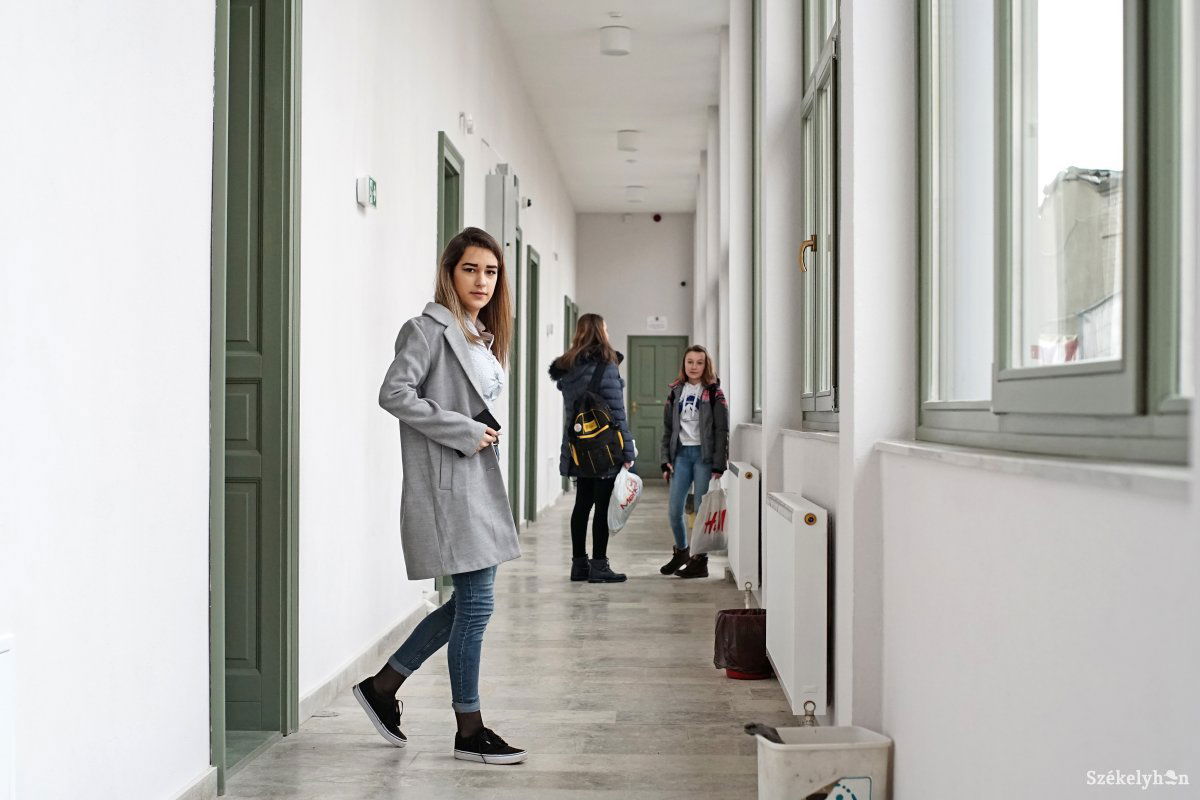 A tizedikesek birtokba vették a frissen átadott iskolai épületet •  Fotó: Haáz Vince