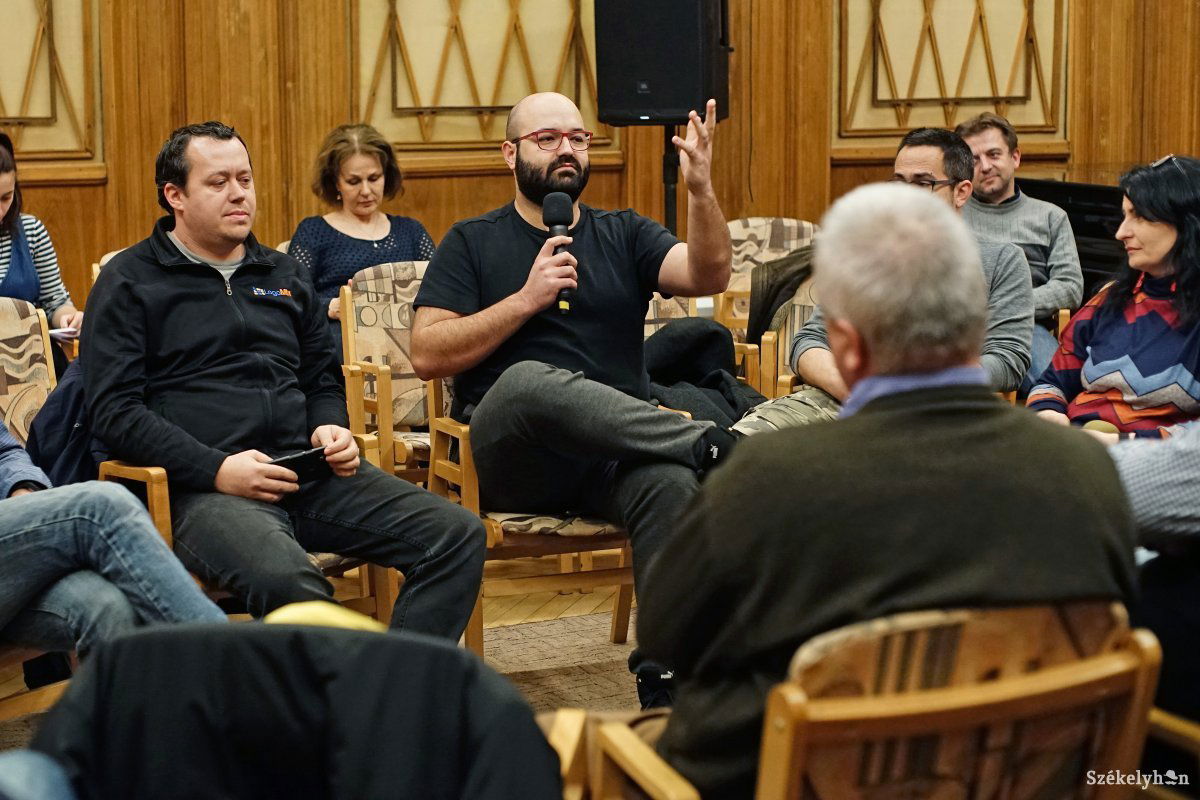 Vizi Imre is próbálta az utcazenélést, a szabályozás miatt nincs benne köszönet •  Fotó: Haáz Vince