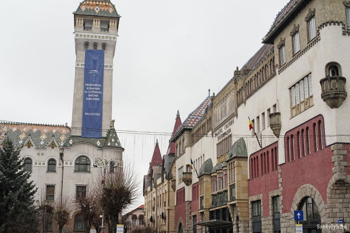 Uniós takarásban. A mostani óriásmolinó Románia hat hónapos EU-elnökségét hirdeti &bullet;  Fotó: Haáz Vince