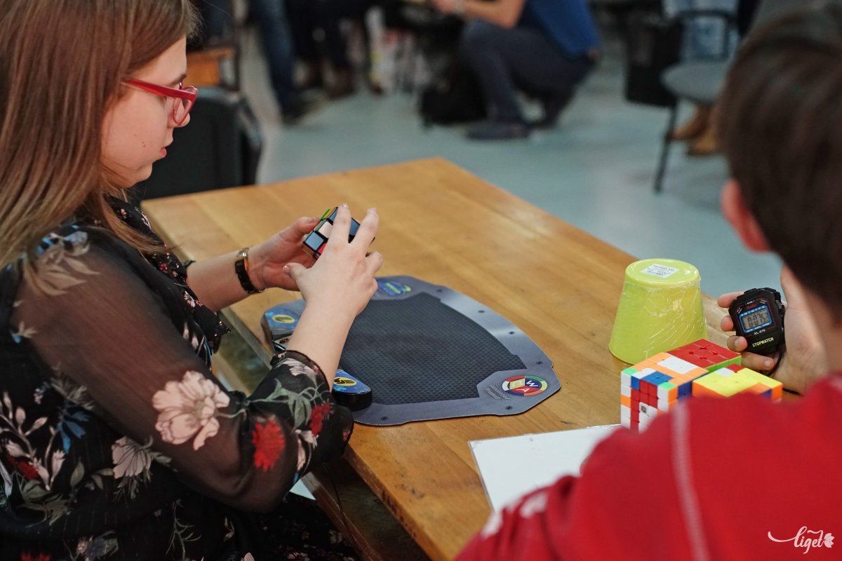 Kicsik és nagyok versenyeznek, hogy ki tudja gyorsabban kirakni a Rubik-kockát •  Fotó: Haáz Vince