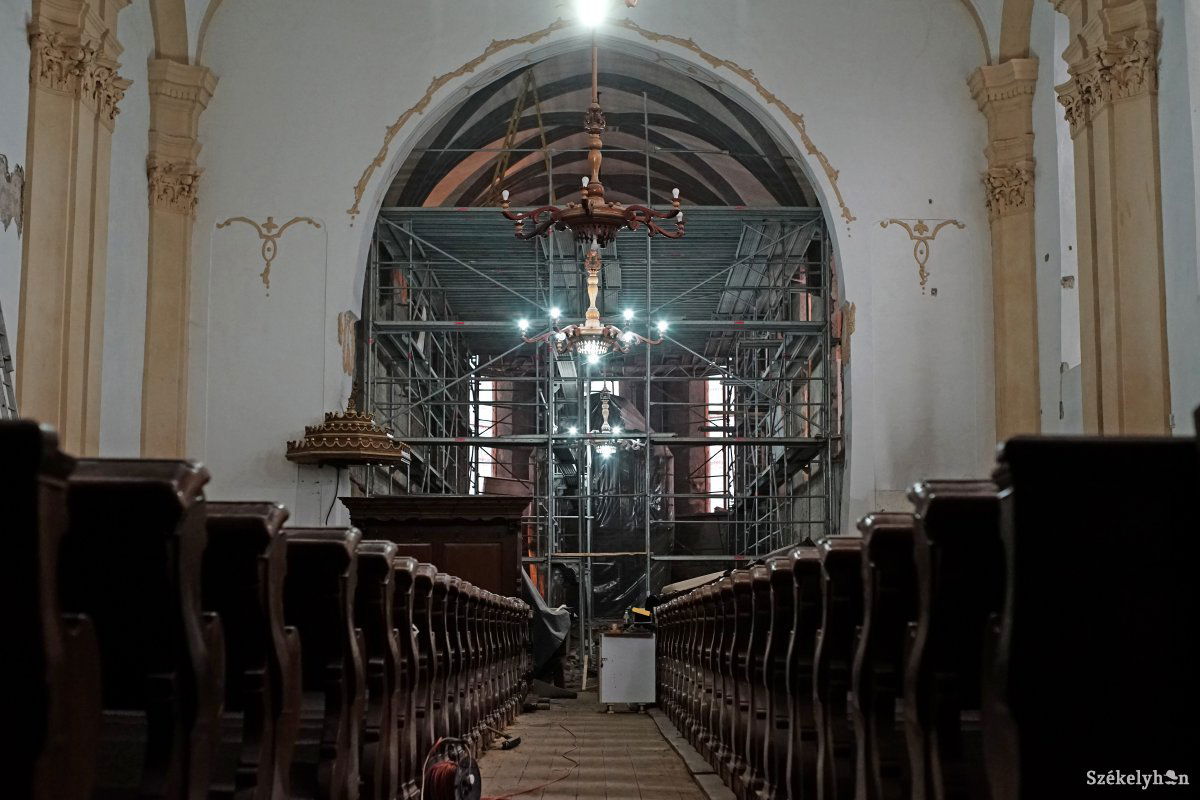 A templomból kiköltözött a gyülekezet •  Fotó: Haáz Vince
