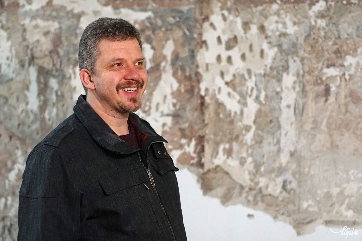 Soós Zolán háta mögött az egyik kutatott falrészlet •  Fotó: Haáz Vince