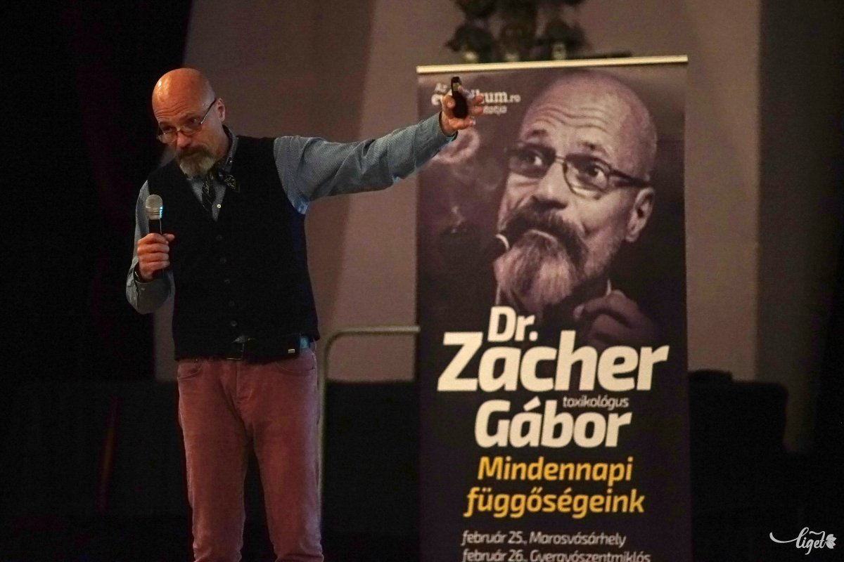 Mint a plakátján is látszik, ő is függő •  Fotó: Haáz Vince