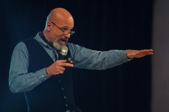 Zacher Gábor: kábítószert nem adunk a gyerek kezébe. De mobilt?