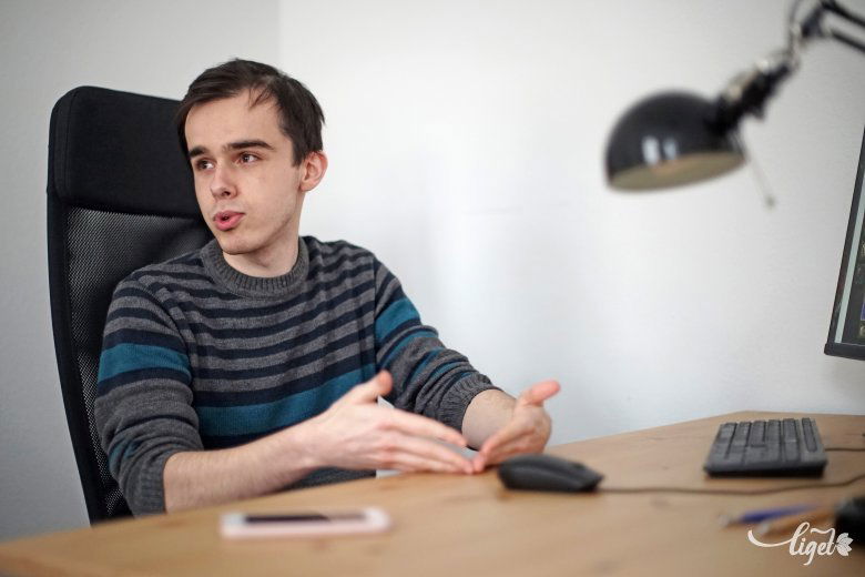 Zsoltot a videojátékok virtuális valósága ragadja meg •  Fotó: Haáz Vince
